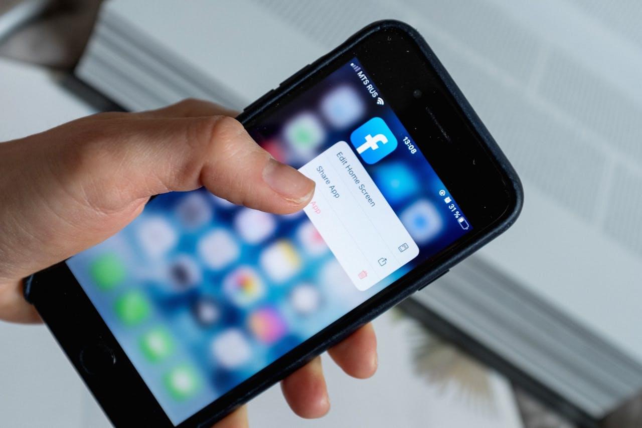 Экран телефона с открытым приложением